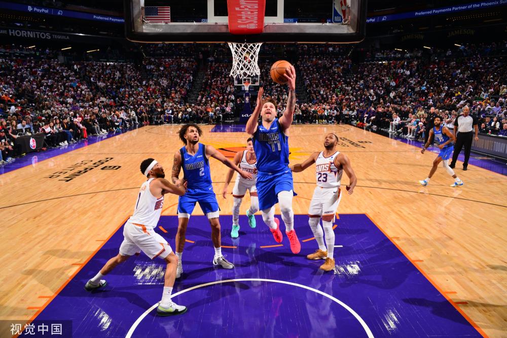 她冲上场地 她冲上场地